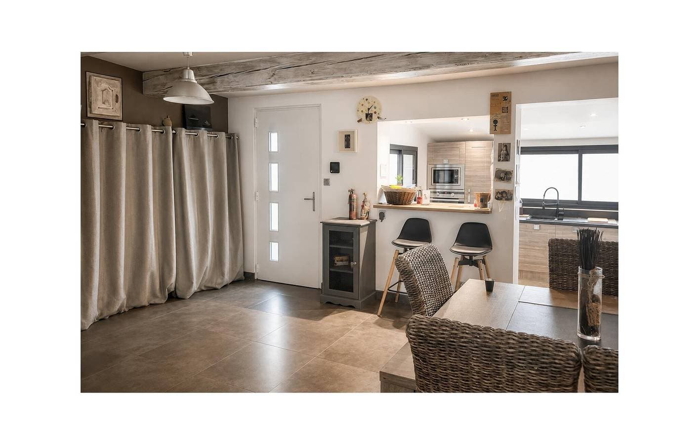Foto 9 von 12: Moderne Wohnung mit Pool, WLAN, Klimaanlage und Terrasse in der Nähe von Titi Pizza