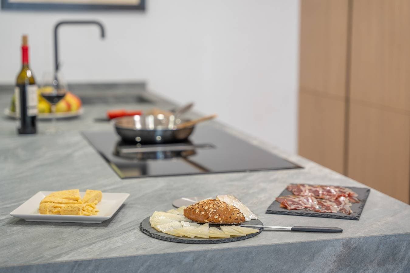 Foto 7 von 25: Ferienwohnung 'Apto 1B · Rincón Gourmet Alcalá' mit Balkon, WLAN & Klimaanlage