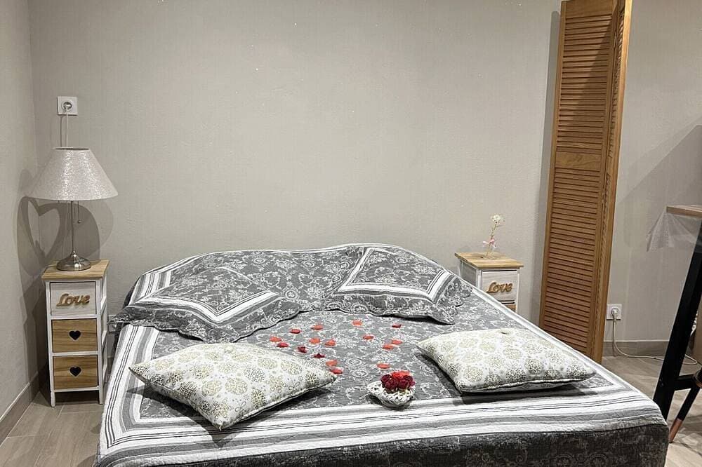 Foto 2 von 6: Cosy, quiet studio with outdoor jacuzzi