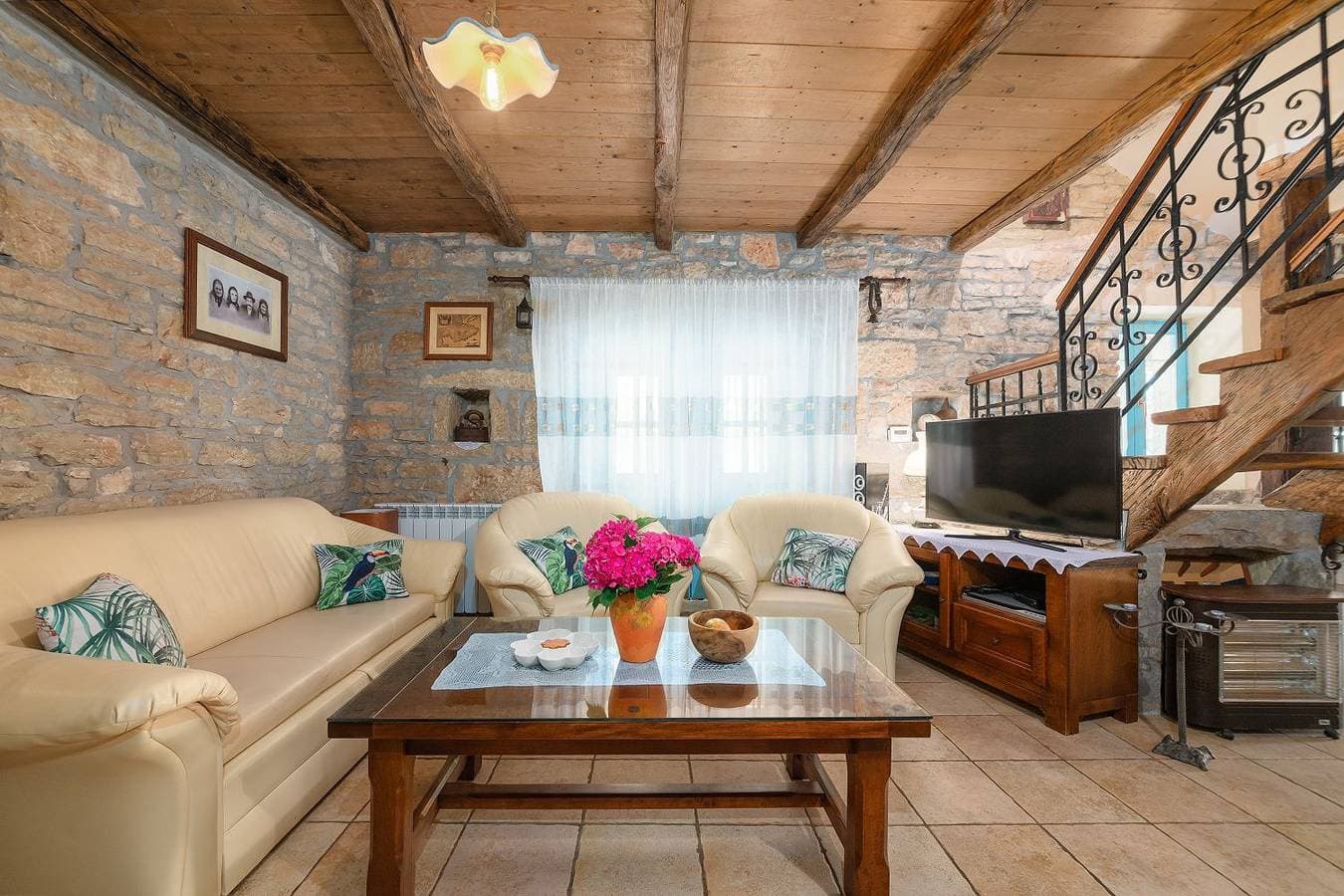 Foto 7 von 36: Mediterranes Steinhaus mit Privatpool, Sauna, Meerblick, Kamin, Sommerkueche