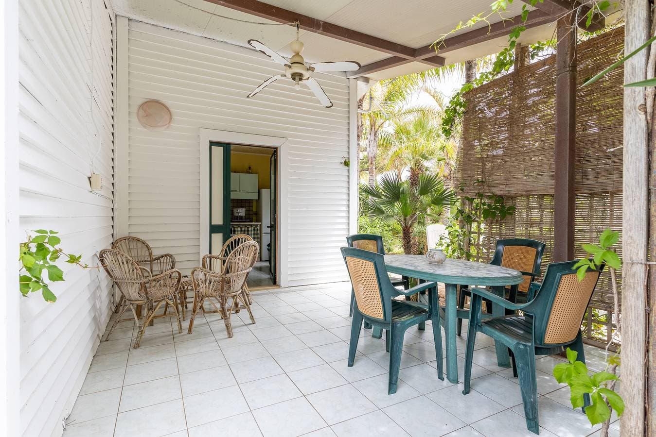 Foto 4 von 20: Villa 'Fronte Mare Liolà – 4 Personen' mit Meerblick und privatem Strandzugang