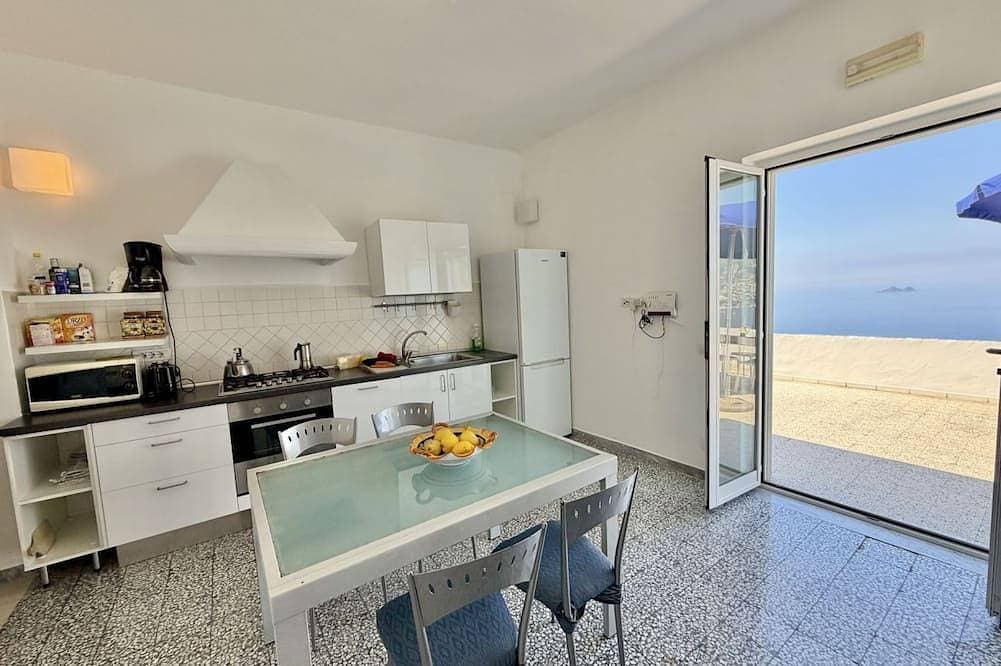 Foto 11 von 30: Schüchterner Praiano mit Blick auf Capri und Positano