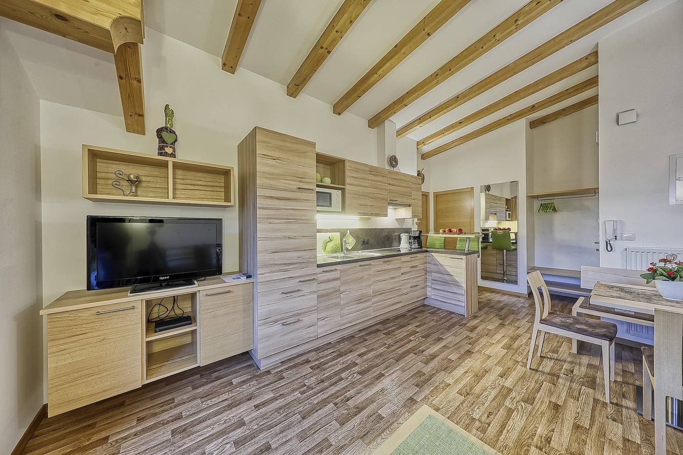 Foto 5 von 26: Ferienwohnung "Feldhof Apfeloase" mit Salzwasser Pool, Panoramaliegewiese und Balkon