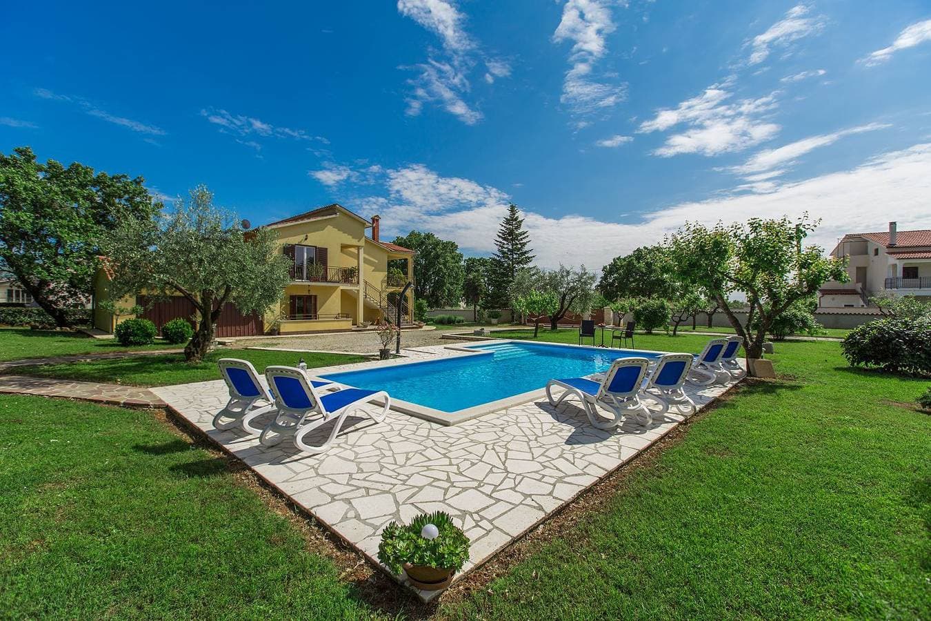 Hundefreundliches Paradies mit Pool, Spielplatz, Grillbereich, privater Terrasse 1