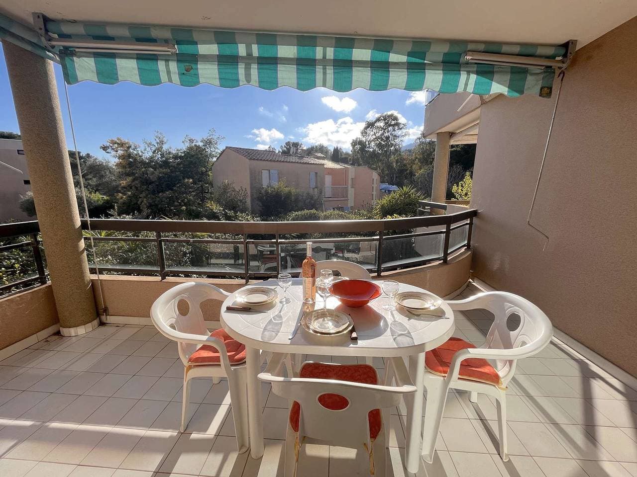 Zwei-Zimmer-Wohnung mit Terrasse, 200 m vom Strand, Cavalaire-sur-Mer 1