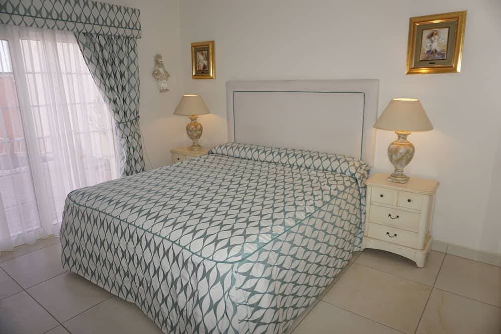 Foto 2 von 30: Private villa with garden &jacuzzi. Great for golfers. BBQ and alfresco dining.