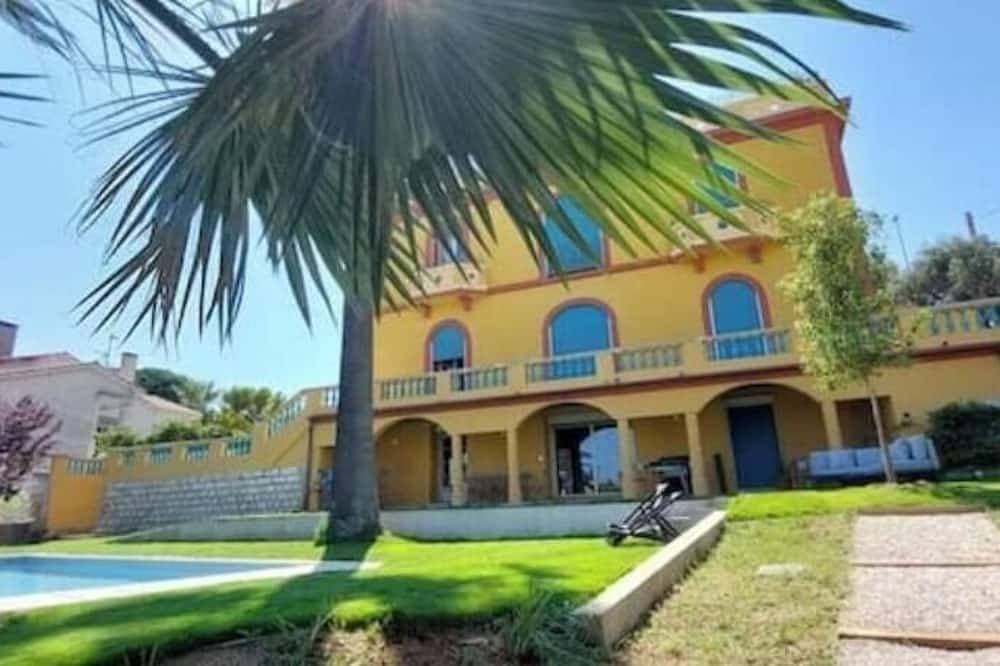 Large apartment in villa with garden and pool 1