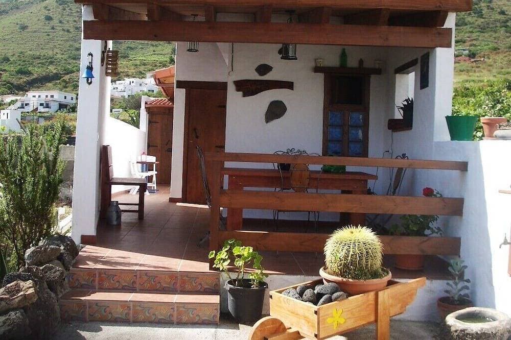 Schönes Landhaus mit Terrasse, Meer- und Bergblick 1