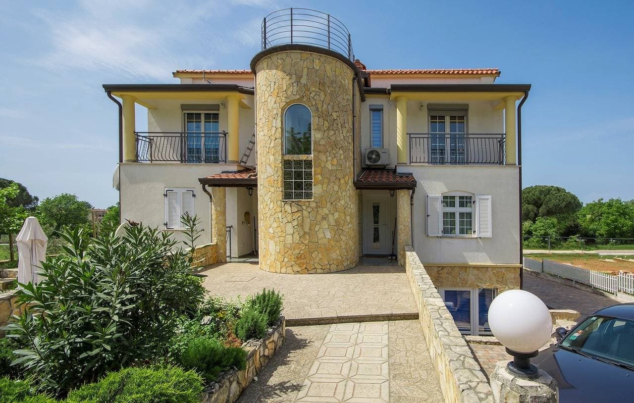 Ferienwohnung Ljiljana I mit Terrasse in Porec 1