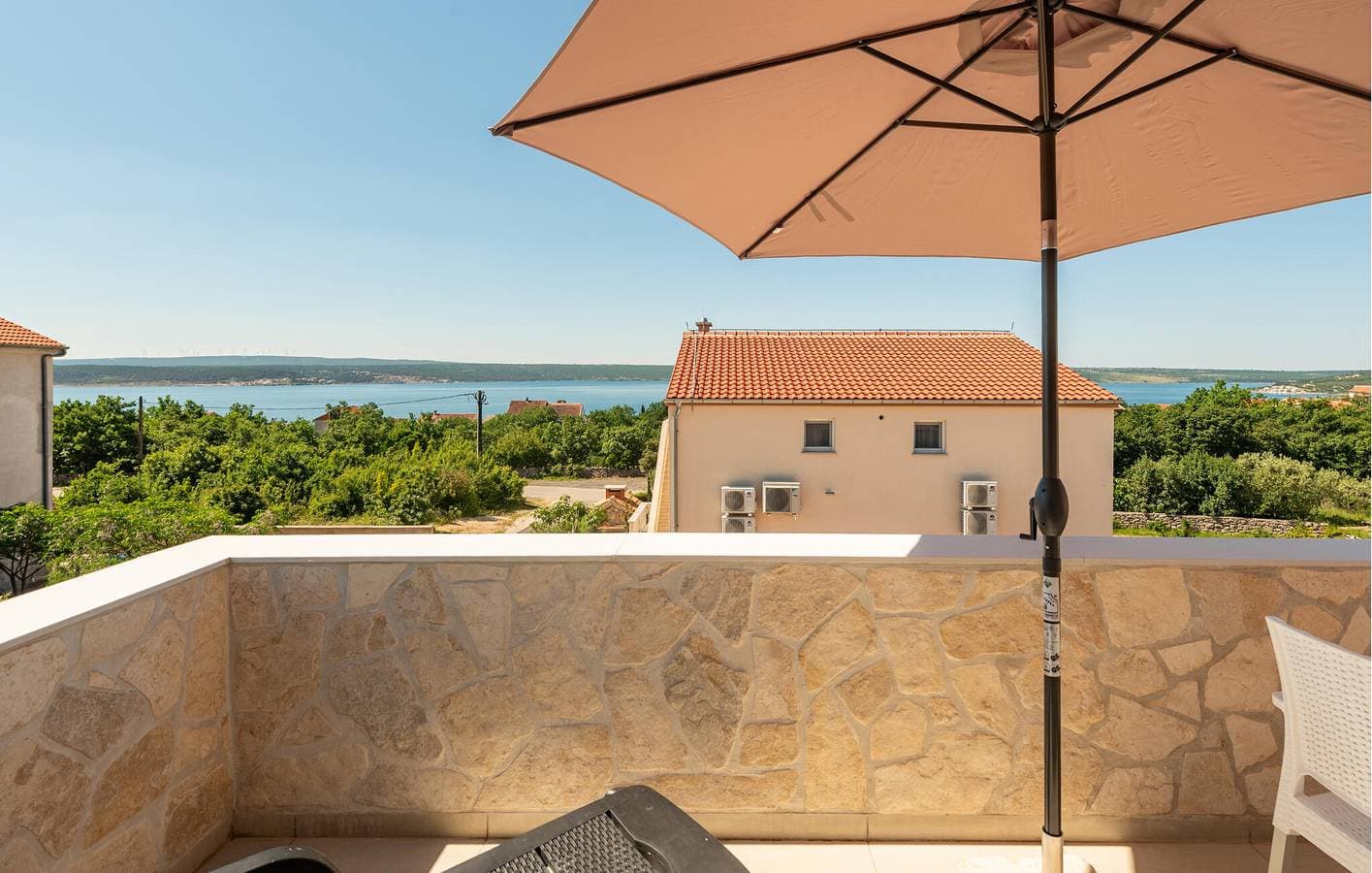 Foto 3 von 29: Urlaub am Meer: Gemütliche Ferienwohnung mit Terrasse, Küche und Parkplatz