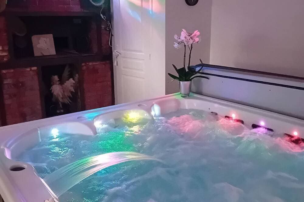 Lovers' Weekend with Jacuzzi. In the heart of the Cotentin region in Manche. 1