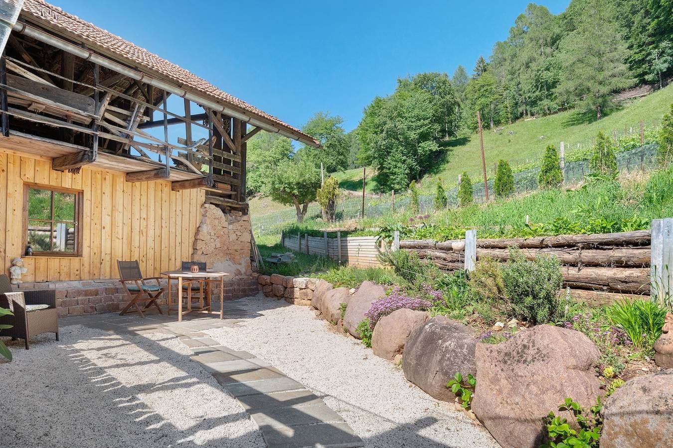 Foto 5 von 36: Zimmer 'Rienznerhof Landruhe Nr. 3' mit Bergblick, Gemeinschaftsterrasse & WLAN