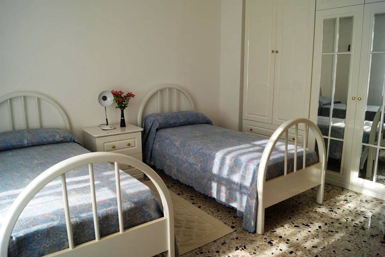 Foto 2 von 5: Double Room with Balcony (2 Adults + 1 Child)