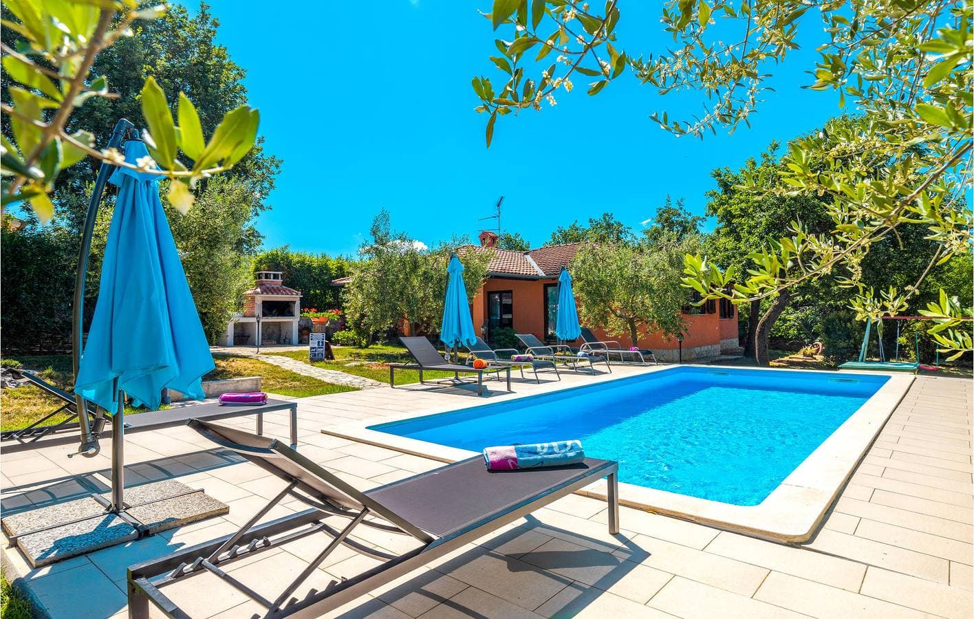 Foto 6 von 39: Geräumige 2-Zimmer-Wohnung mit Pool, WLAN und Parkplatz in der Nähe des Zentrums von Heraki