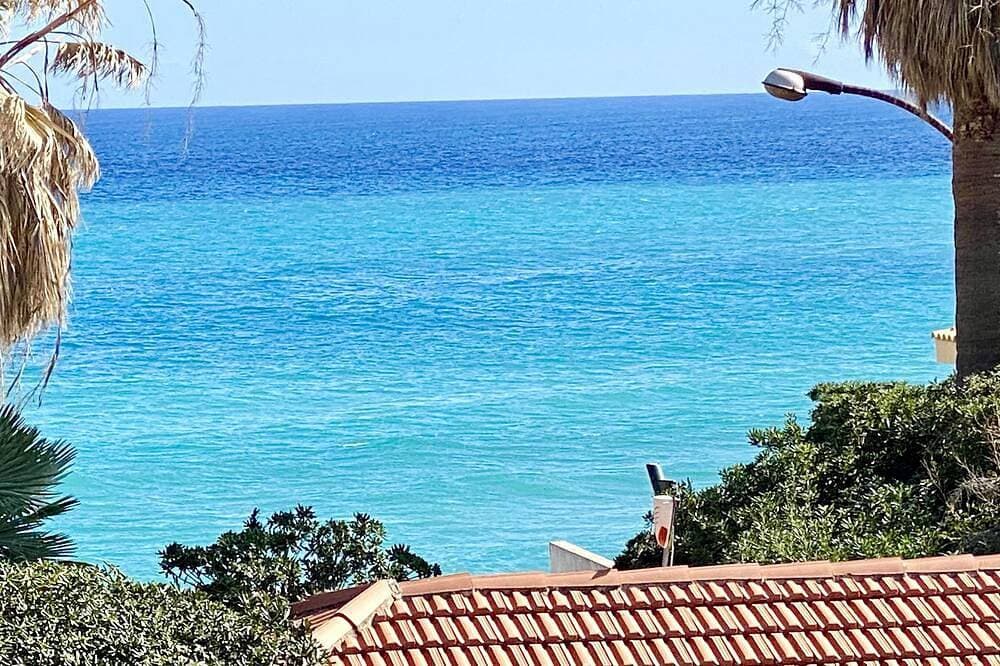 Spend house 20 mt. from the sea with 5 beds 1