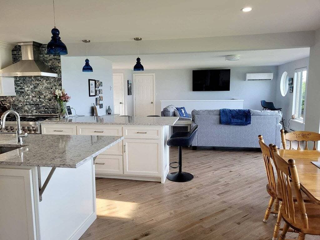Foto 3 von 36: Breakwater...Oceanfront Executive Home w/hot tub overlooking Bay of Fundy
