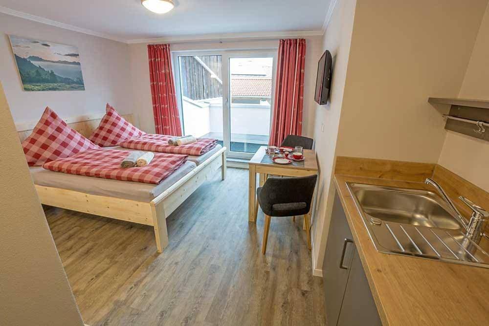 Foto 3 von 6: Double Room with Balcony
