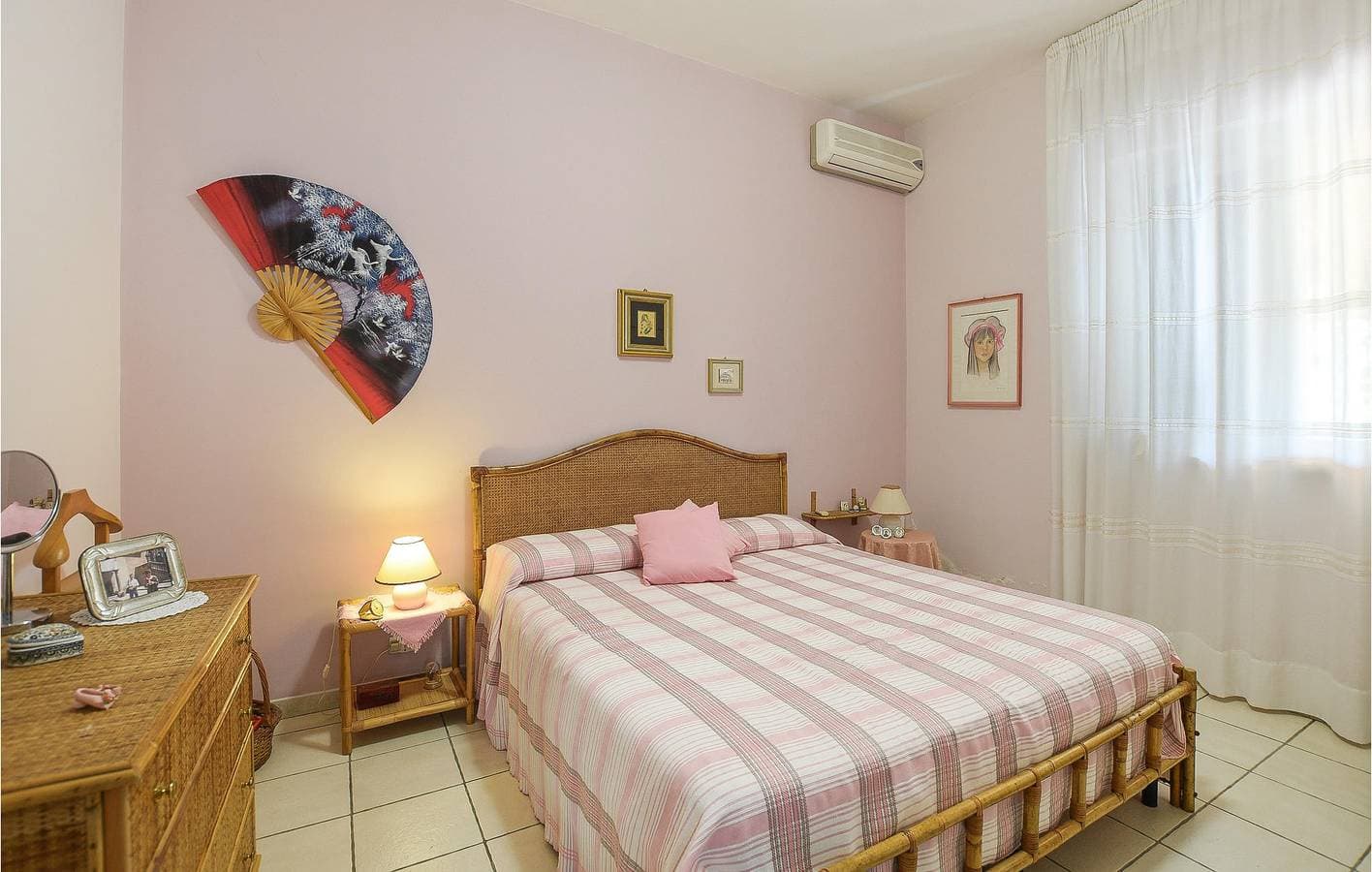 Foto 9 von 40: Gemütliche 180 qm Wohnung mit AC, Parkplatz, Terrasse & WiFi