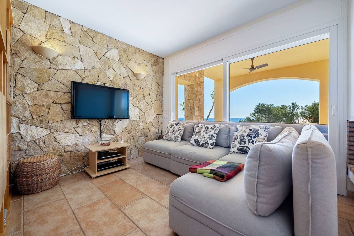 Foto 6 von 44: Villa 'The Beauty of Cala Tamarit' mit Meerblick, Pool, WLAN und Garten
