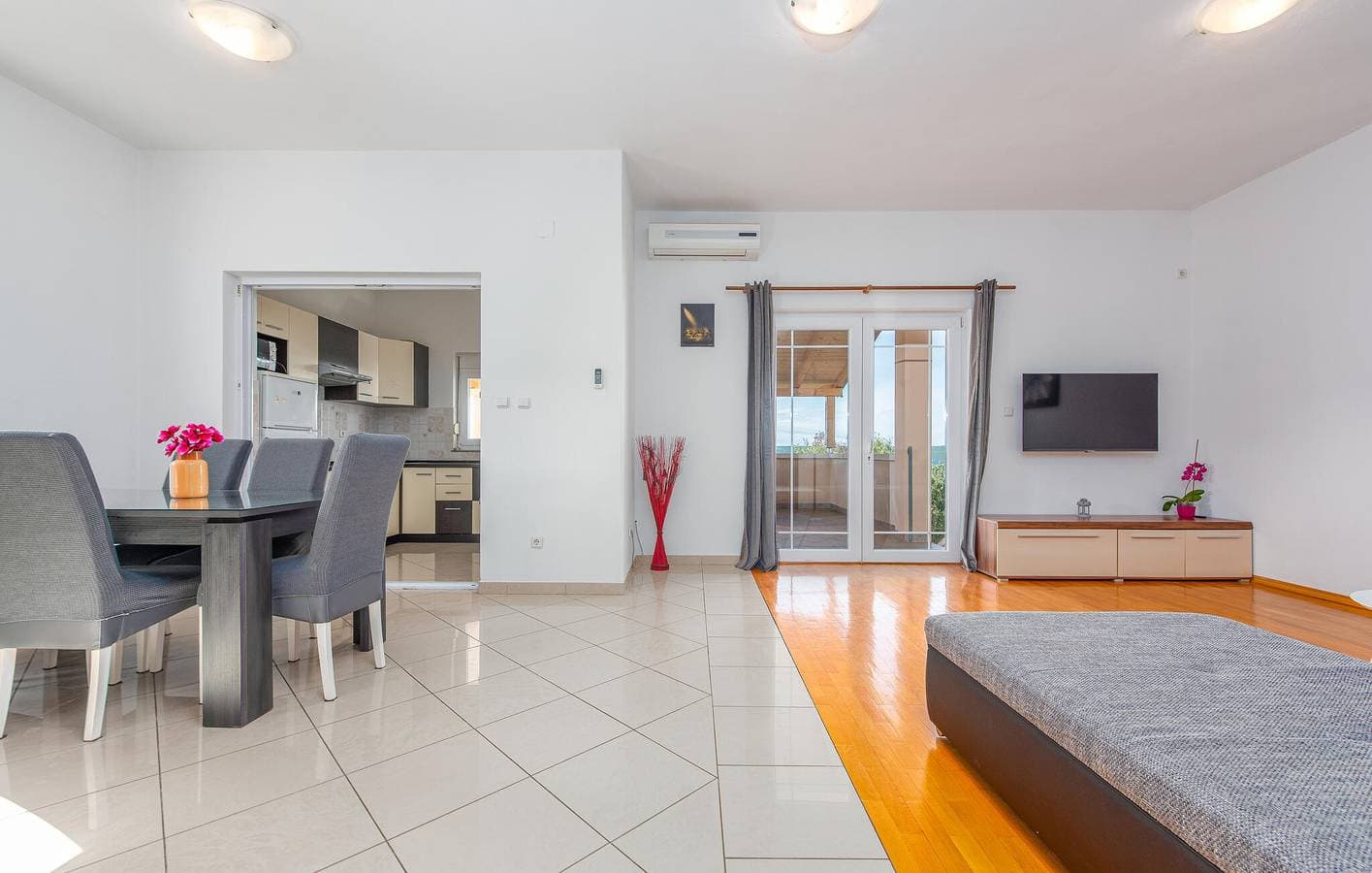 Foto 11 von 29: Urlaub am Meer: Gemütliche Ferienwohnung mit Terrasse und Parkplatz, 2,5 km von Novigradsko More entfernt