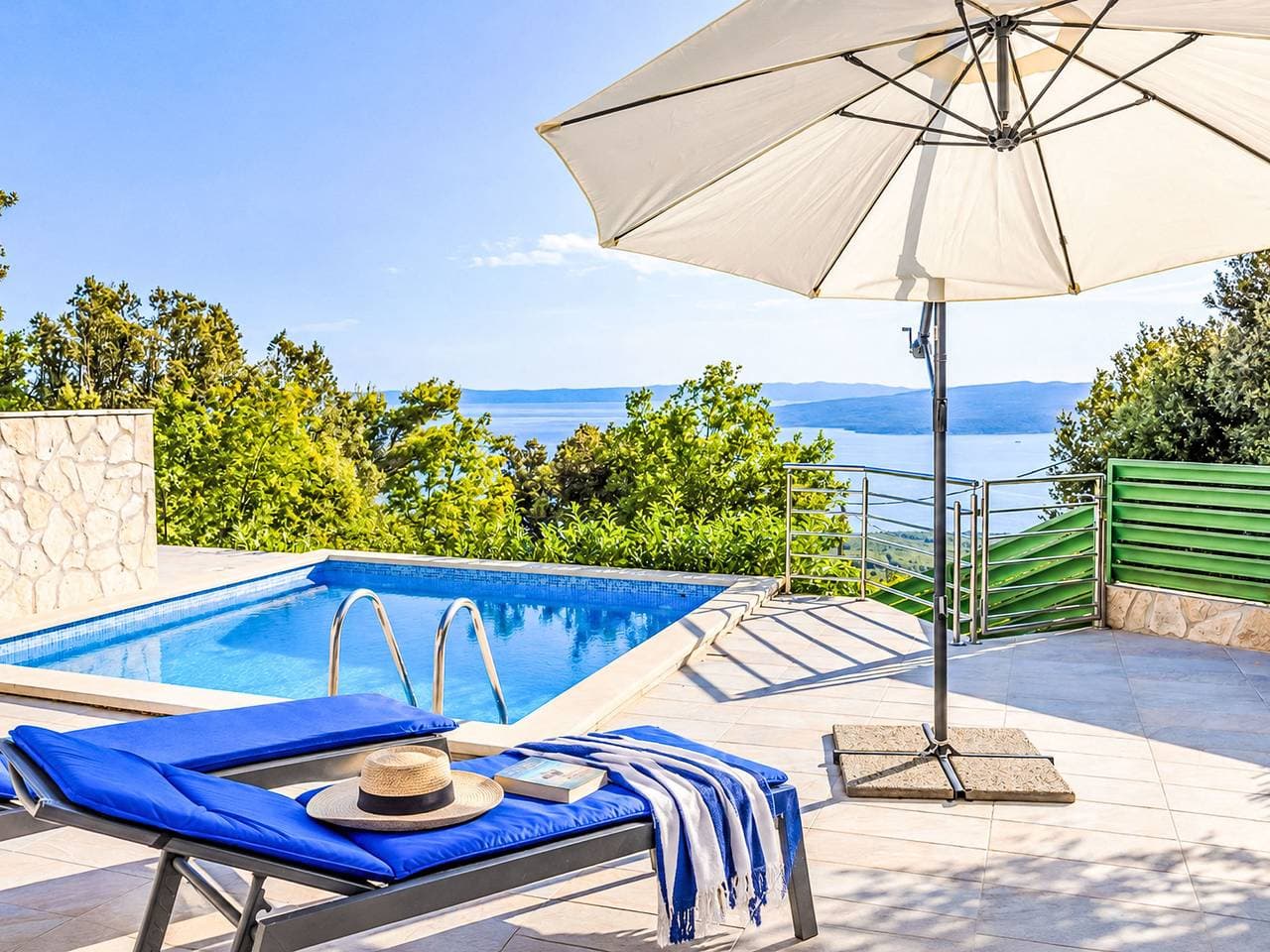 Günstiges Ferienhaus mit Pool und Meerblick 1