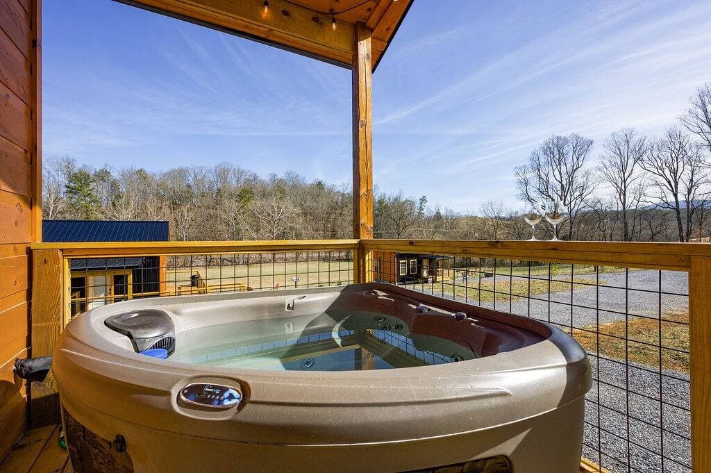 Foto 9 von 48: ☆Newly Build Cabin☆ Hot Tub ◇ Fire Pit ◇ Fireplace ◇ Dog-friendly