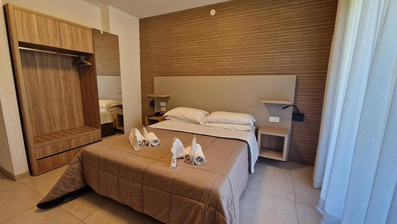 Foto 2 von 12: Double Room with Balcony