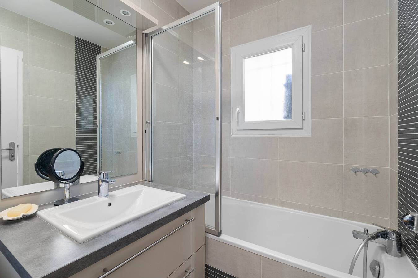 Foto 11 von 20: Apartment 'Grand T2 nahe Strand' mit Seeblick, Gemeinschaftspool und Klimaanlage