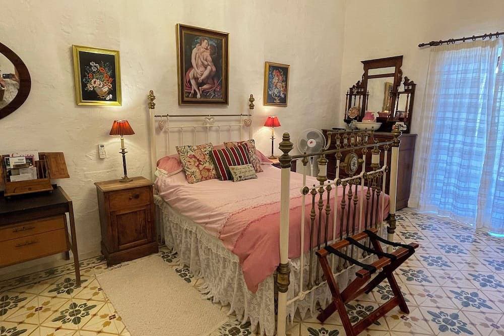 Foto 2 von 12: Nostalgia suite at Dar Tal Kaptan, Ghasri, Gozo. Victorian themed room