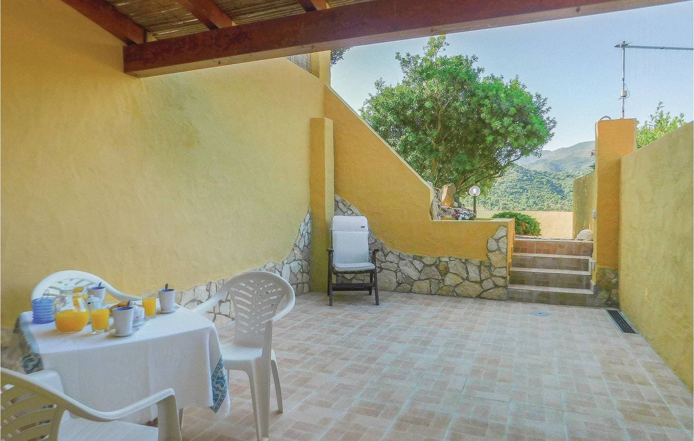 Foto 8 von 14: Rückzugsort am Pool: Gemütliches Apartment mit Garten und Internet