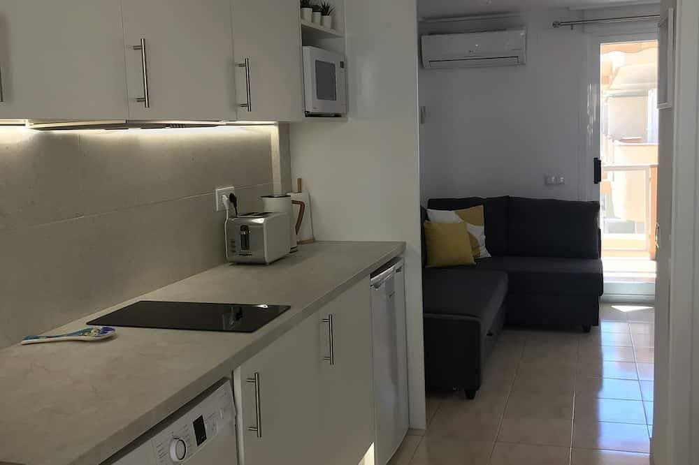Foto 12 von 24: Modern apartment with pool that sleeps up to 3 people 400m from the sandy beach.