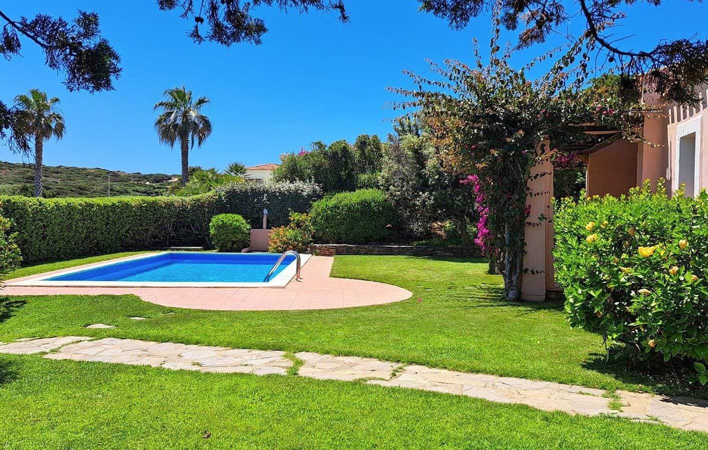 Foto 9 von 20: Apartment mit Meerblick, Pool, Terrasse und direktem Zugang zum Strand