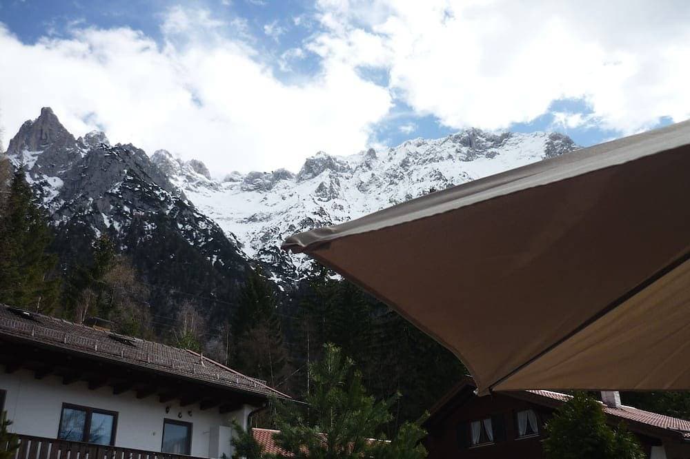 Foto 7 von 10: Schoene, liebevoll komplett renovierte Ferienwohnung direkt unter dem Karwendel.