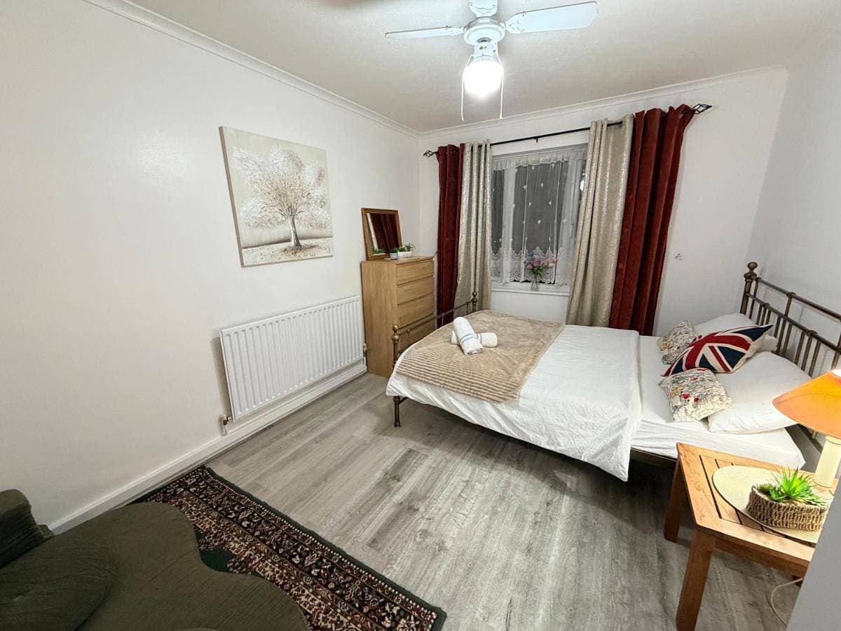 Foto 3 von 31: Lovely Two Double Bedroom Maisonette in Surrey