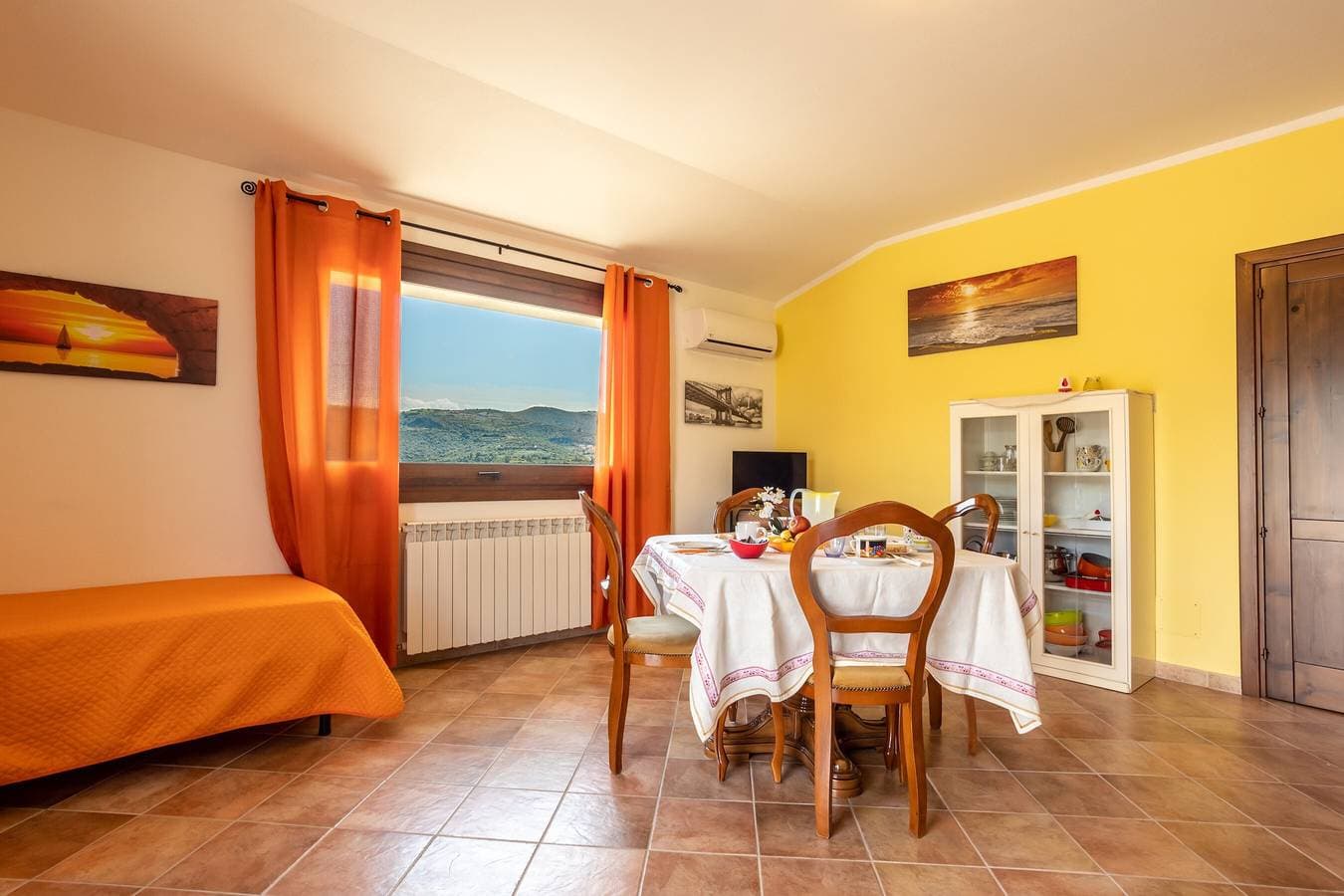 Foto 4 von 23: Ferienwohnung „Casa Vacanza Con Vista Panoramica“ mit Bergblick, privater Terrasse & WLAN
