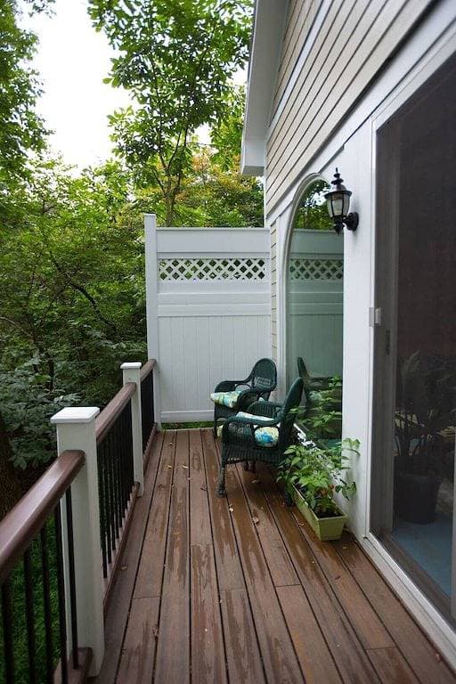 Foto 7 von 19: Tranquil Treehouse Cottage, King Bed, River View