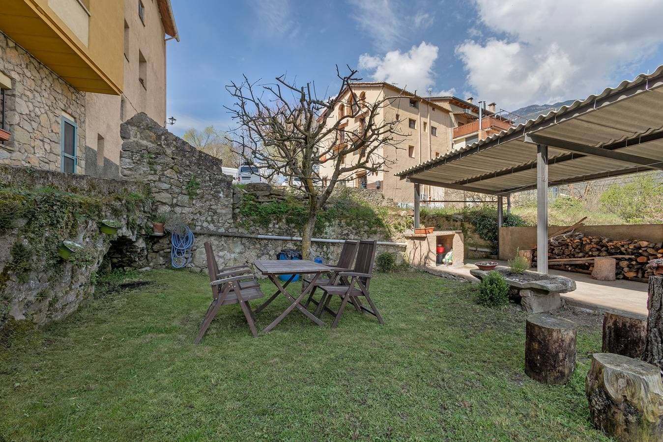 Foto 2 von 22: Ferienwohnung 'Vall' mit Bergblick, Gemeinschaftsgarten und Wi-Fi