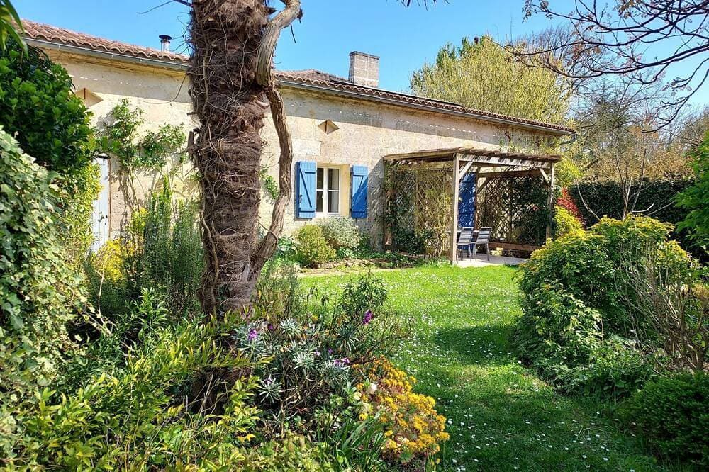 Foto 6 von 16: Charming Cottage for 2–4 Guests, in a Park with Swimming Pool