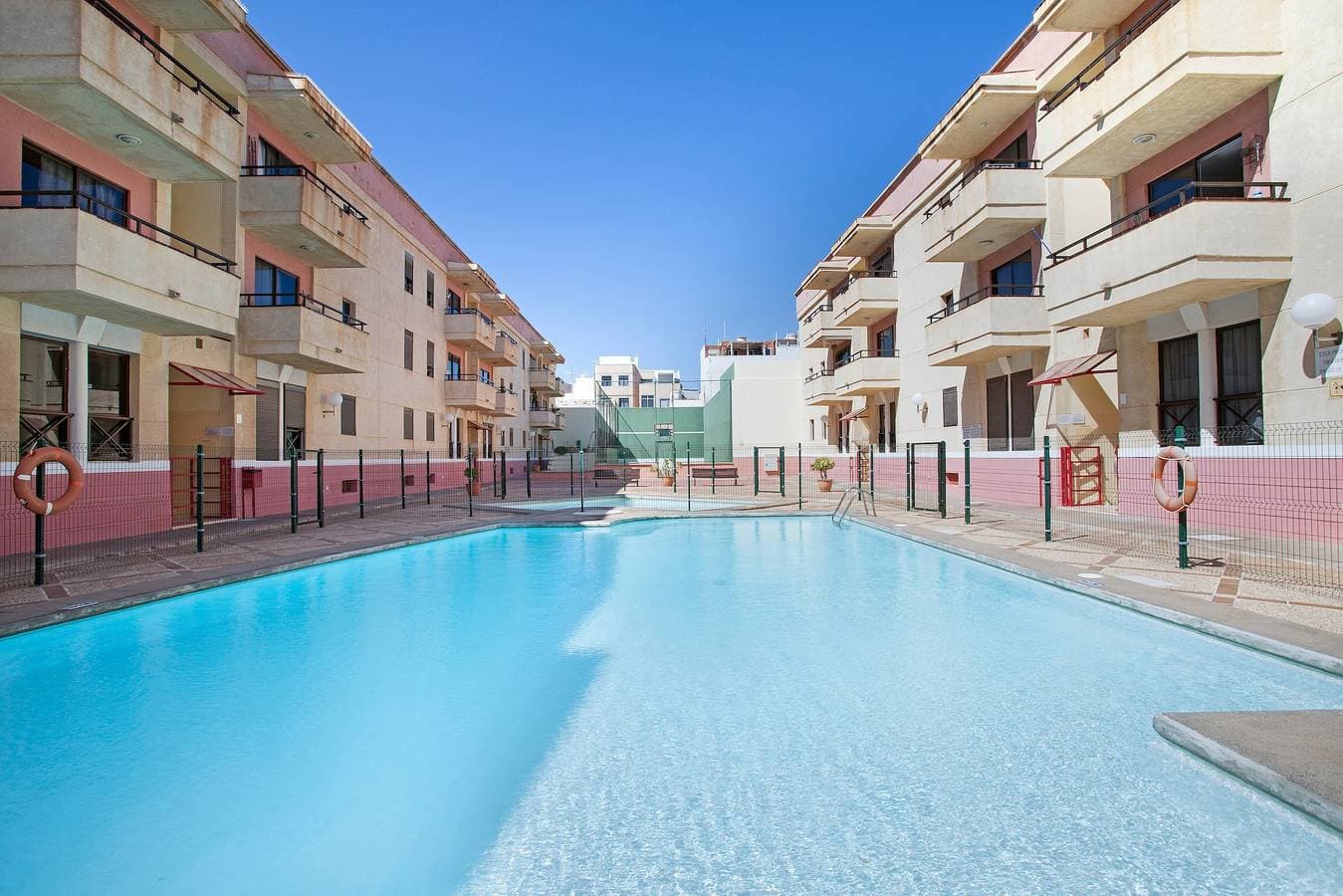 Foto 3 von 24: Ferienwohnung 'Apartamento Con Piscina Arinaga' mit Gemeinschaftspool und WLAN