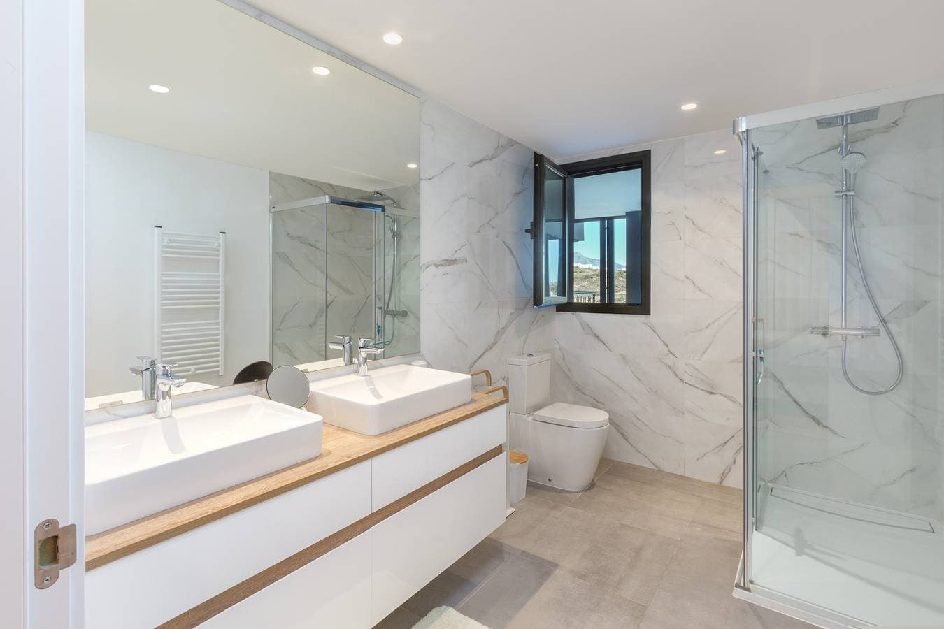 Foto 13 von 26: Luxuriöse Ferienwohnung mit 3 Schlafzimmern mit Bergblick, Pool, WLAN & Terrasse