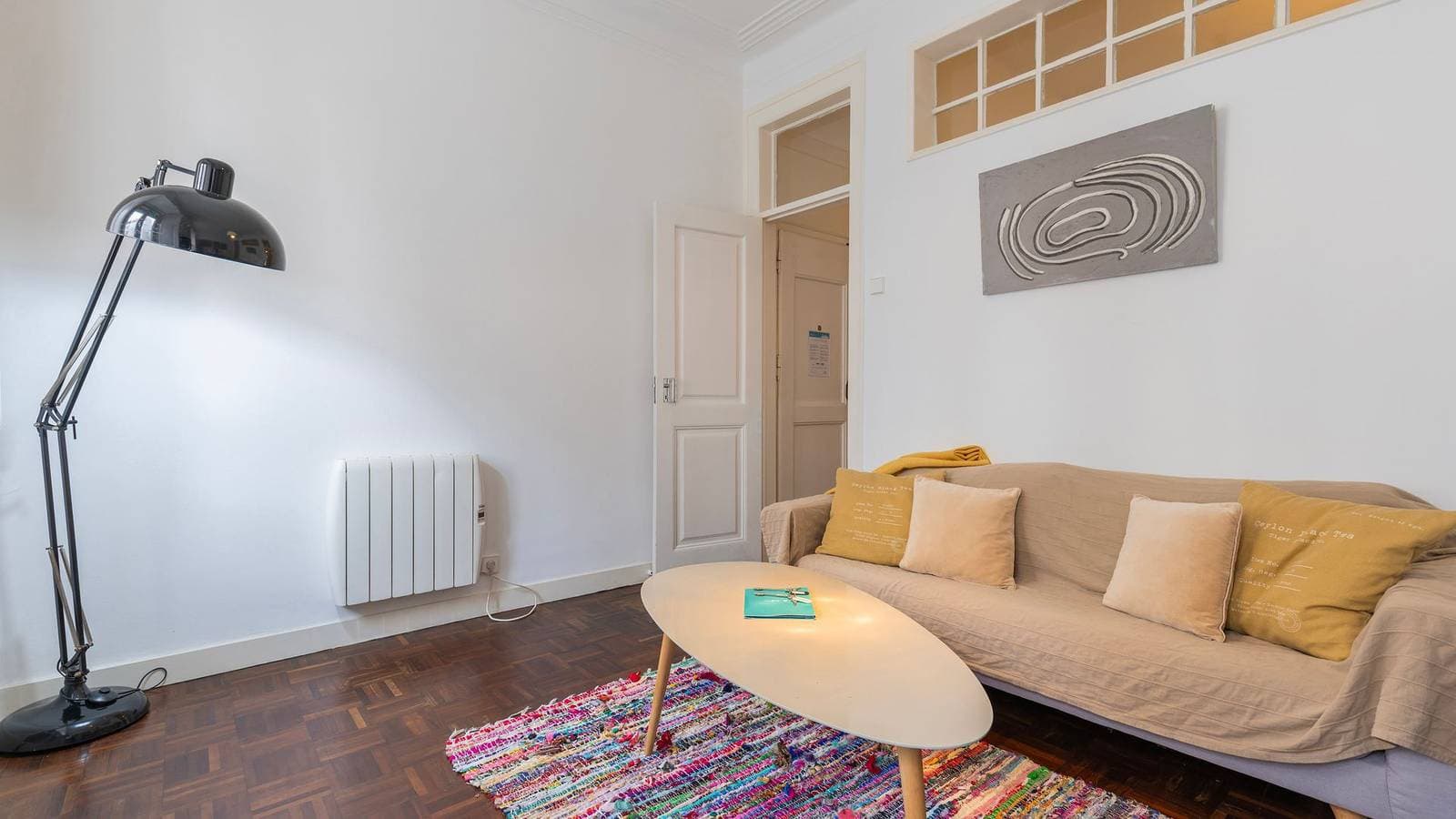 Foto 7 von 30: Private Terrace 2Bdr Apartment by LovelyStay