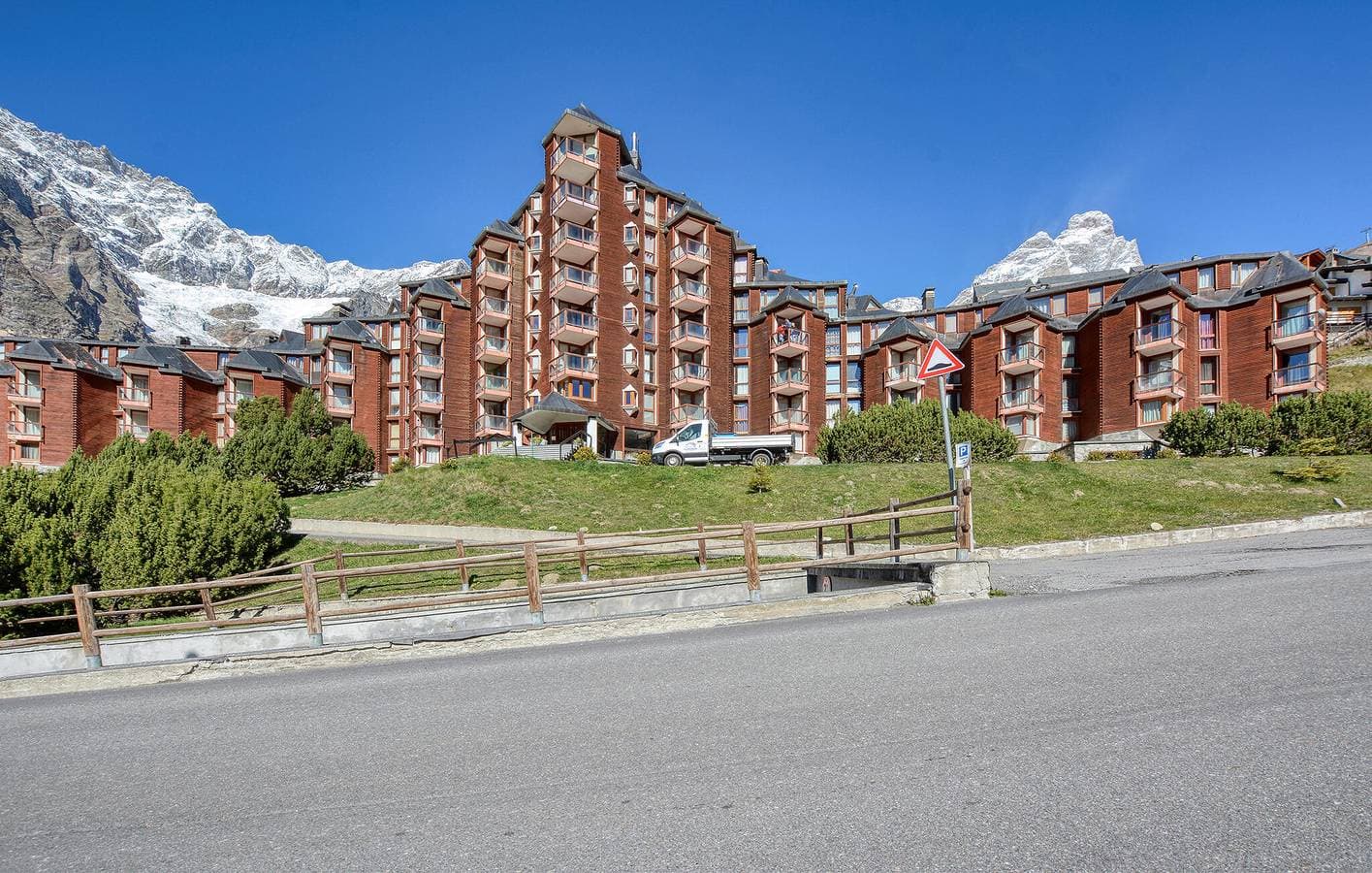 Foto 2 von 23: Gemütliches Ski-Apartment mit Garage und Terrasse - 500m nach Breuil-Cervinia