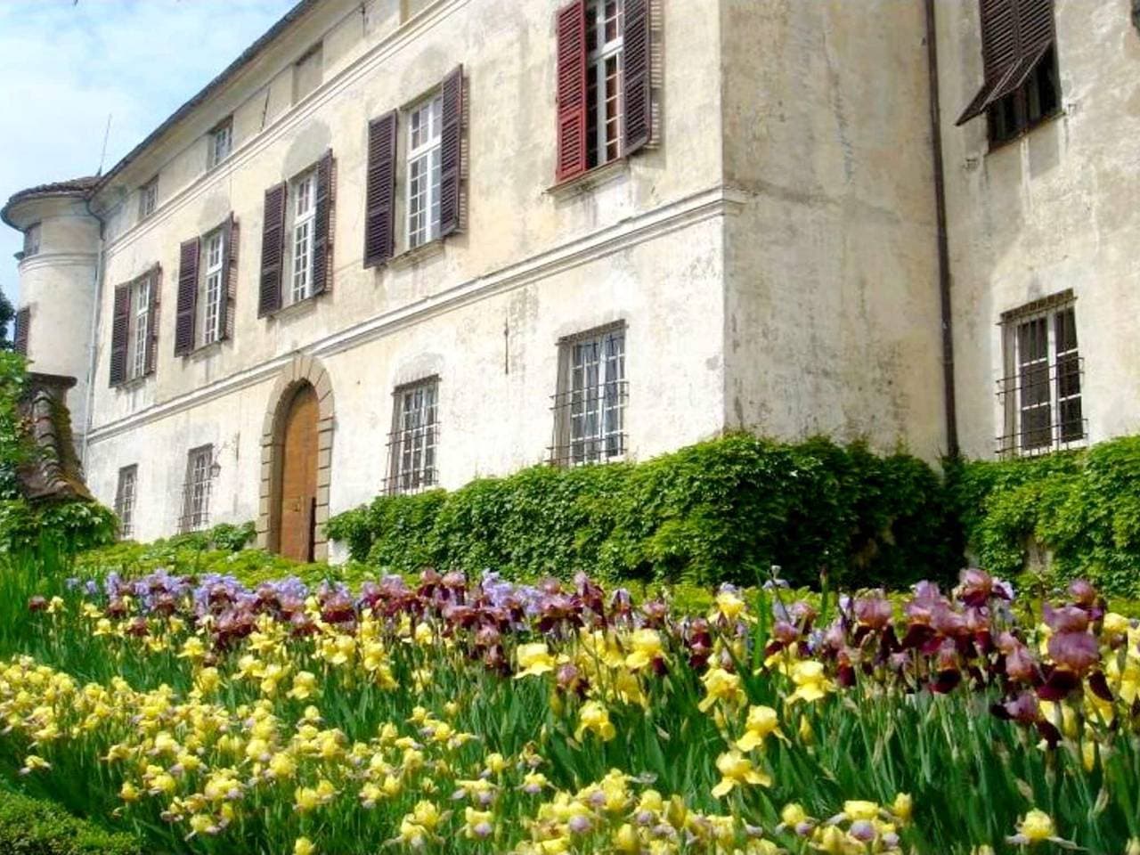 Elegante Schlosswohnung mit großem Garten 1