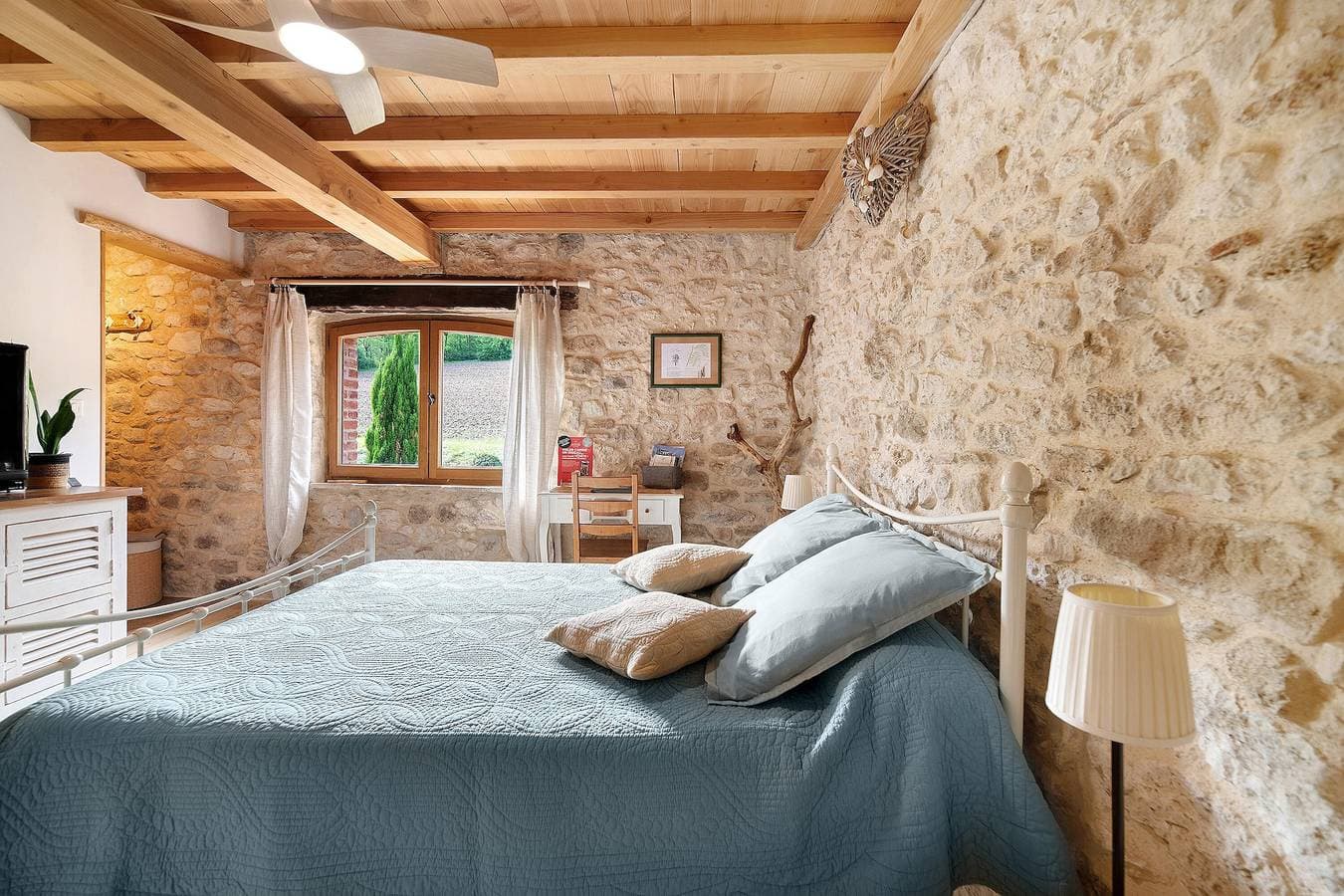 Foto 4 von 25: Gästezimmer Acacia mit gemeinsamer Terrasse und Garten