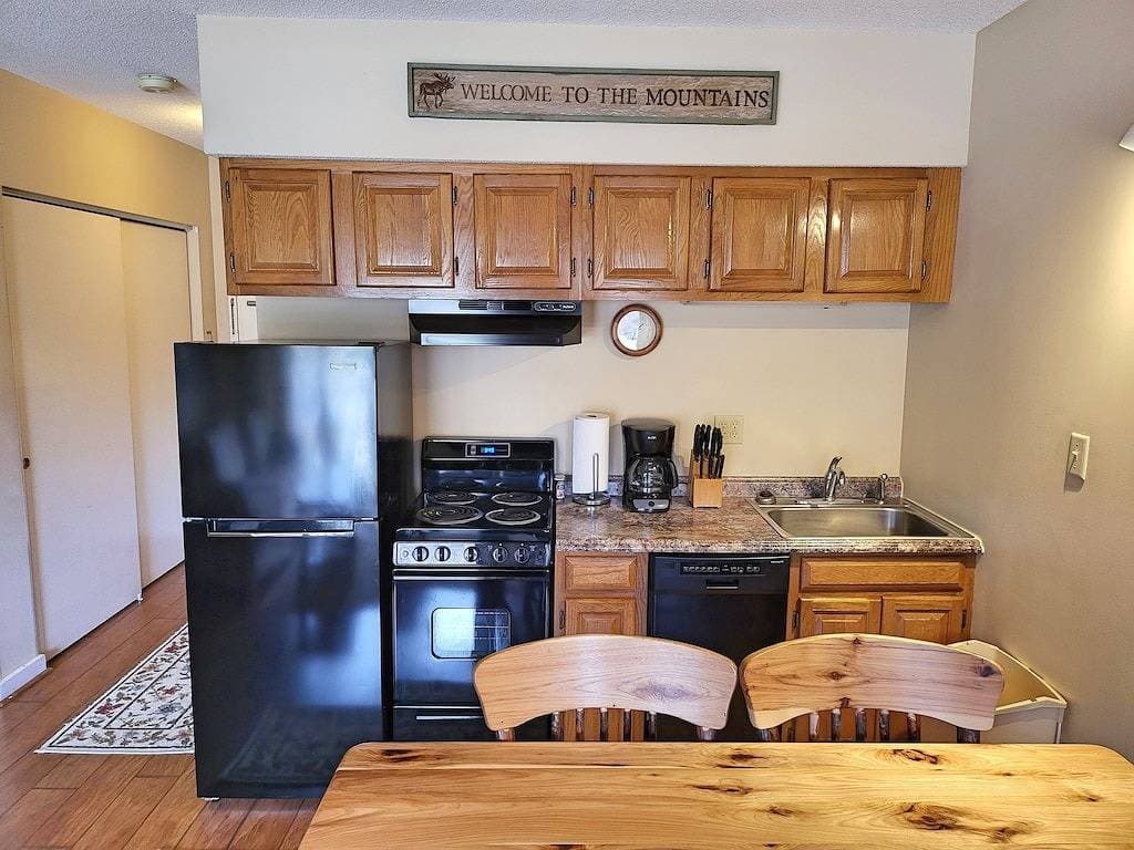 Foto 10 von 19: Kitchen, AC, deck, mountain view, pool, ski shuttle. Lb207 by Lrs