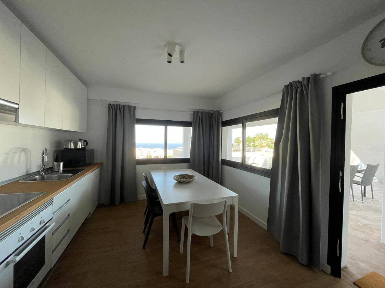 Foto 10 von 30: Two-Bedroom Apartment