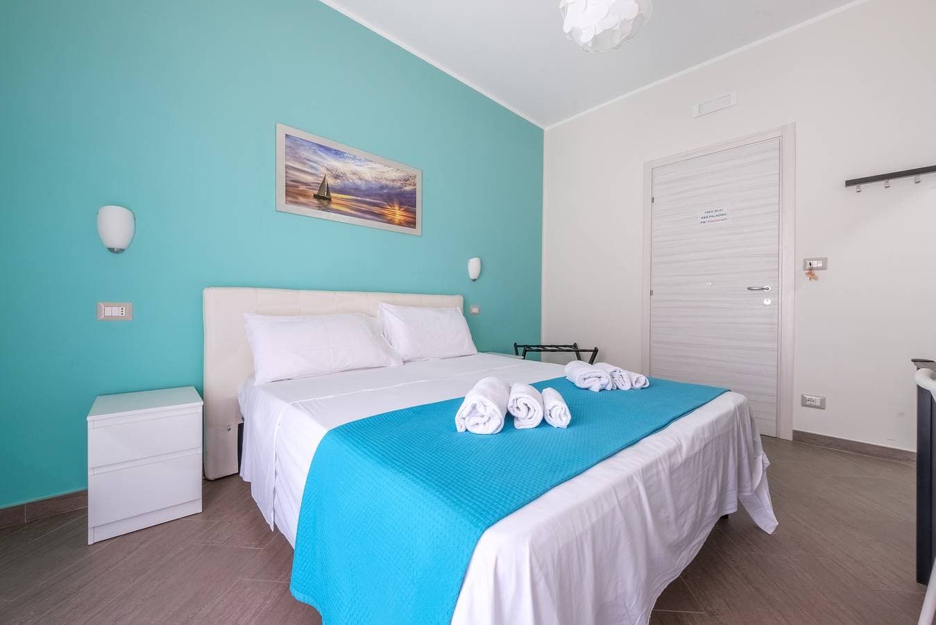 Foto 5 von 30: Zimmer 'Catania' mit Balkon, WLAN und Klimaanlage