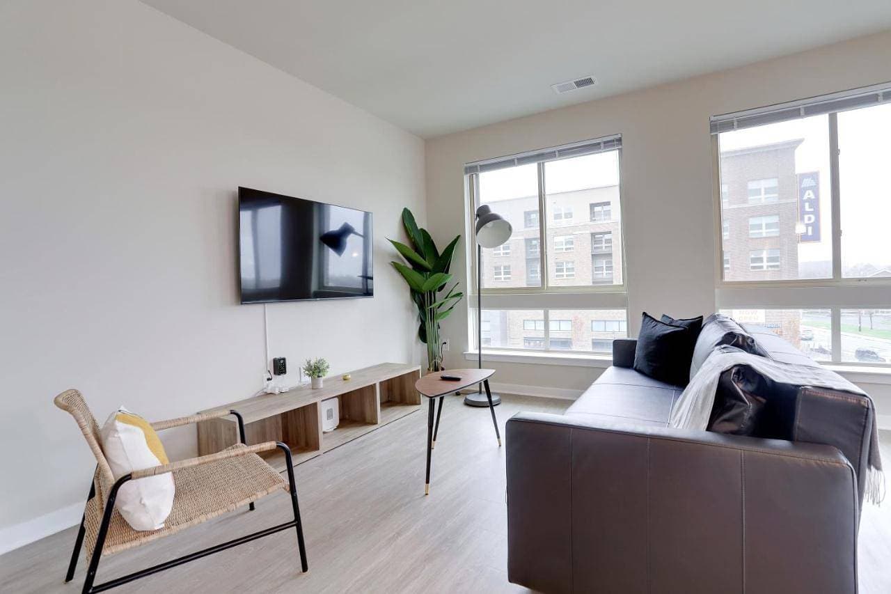 Spacious Apartment w Natural Lights to Enjoy the Landscape 1