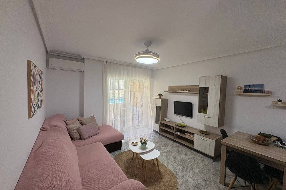 Foto 8 von 25: Playamar Retamar, is in first line of beach, urbanization with swimming pool.