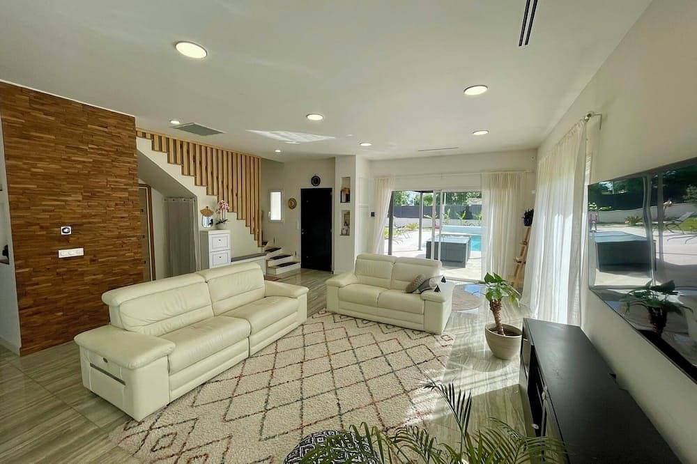 Foto 12 von 30: Villa with heated pool